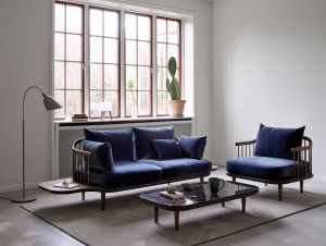 Sofa, Sessel und Couchtisch Fly, Stehleuchte Bellevue und Tischleuchte Milk (© Andtradition)