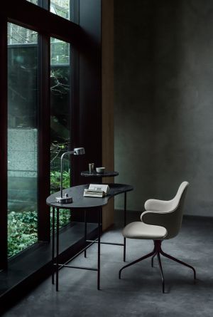 Tisch Palette, Stuhl Catch, Tischleuchte Working Title (© Andtradition)