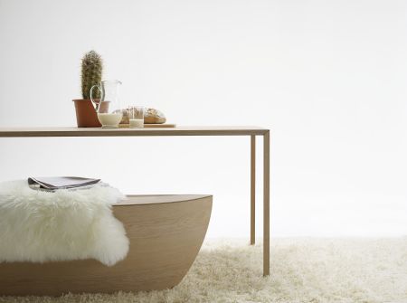 Bank Arc und Tisch Slim (© Arco)