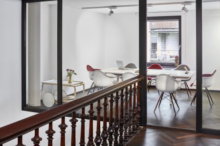Eames Plastic Armchair (© Vitra)
