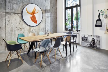 Eames Plastic Side Chair und Eames Plastic Armchair (© Vitra)