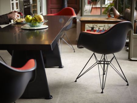 Eames Plastic Armchair (© Vitra)