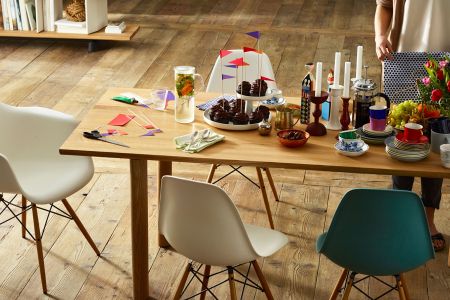 Eames Plastic Side Chair (© Vitra)