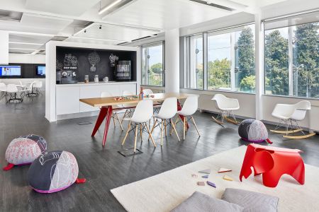 Eames Plastic Side Chair (© Vitra)