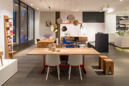 Stuhl Houdini, Tisch Kazimir, Tisch Ponte, Hocker Backenzahn, Leuchten North, Sideboardserie SHAHNAZ und MAHNAZ aus Massivholz mit Barschrank ARAQ, Sofa Shiraz, Sessel Byron, Beistelltische Enoki und  Vier