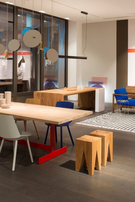 Stuhl Houdini, Tisch Kazimir, Tisch Ponte, Hocker Backenzahn, Leuchten North, Sideboardserie SHAHNAZ und MAHNAZ aus Massivholz mit Barschrank ARAQ, Sofa Shiraz, Sessel Byron, Beistelltische Enoki und  Vier