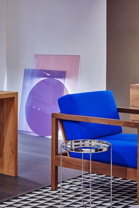 Sessel Byron, Beistelltisch Habibi, Tisch Ponte; Leuchte Colour