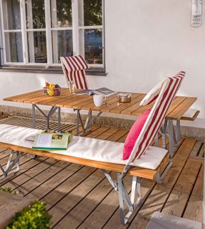 Tisch und B&auml;nke mit Ansteckplatten Balance (© Weish&auml;upl M&ouml;belwerkst&auml;tten)