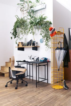 Tisch Eiermann, Regal Atelier, Stuhl Seesaw, Garderobe Bazar (© Richard Lampert)