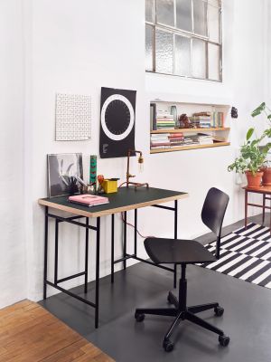 Tisch Eiermann, Stuhl Mr. Square (© Richard Lampert)