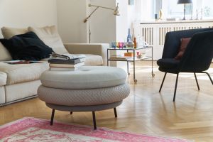 Pouf Fat Tom, Sessel H57 (© Richard Lampert)