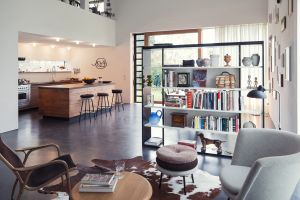 Regal Frame, Hocker Little Tom, Sessel H57 (© Richard Lampert)