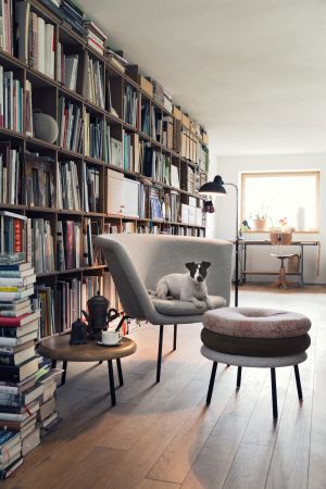 Hocker Little Tom, Sessel H57 (© Richard Lampert)