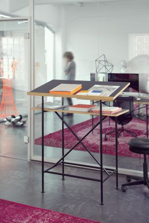 Stehpult Milla, Hocker Mr. Round (© Richard Lampert)