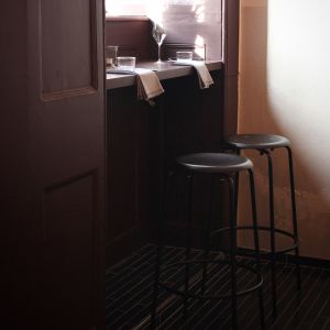 sb38 Stuhl (© Please wait to be seated)