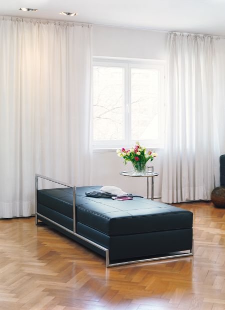 Adjustable Table - Hersteller ClassiCon authorised by The World Licence Holder Aram Designs Ltd. (© Felix Holzer)
