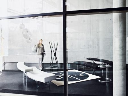 Adjustable Table - Hersteller ClassiCon authorised by The World Licence Holder Aram Designs Ltd. (© Mark Seelen)