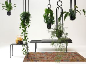 2 PM Daybed, Blumenampel und -kugel
 (© Atelier Hau&szlig;mann)