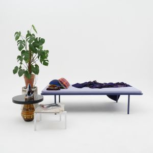 2 PM Daybed, Petite table d&rsquo;angle (© Atelier Hau&szlig;mann)
