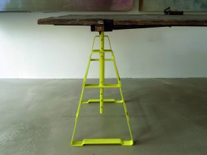 Lackaffe Tischbock (© Atelier Hau&szlig;mann)
