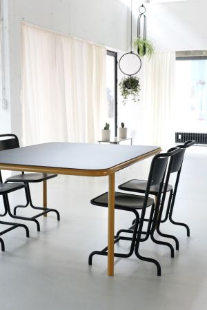 Bologna Tisch, Lazlo Stuhl (© Atelier Hau&szlig;mann)