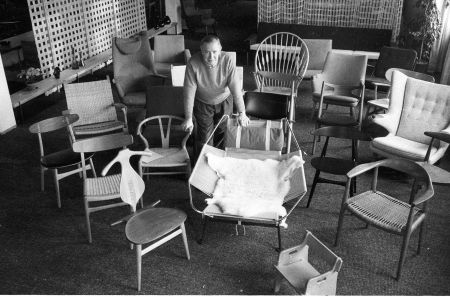 Hans J. Wegner inmitten seiner St&uuml;hle (© Poul Petersen)