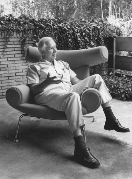 Hans J. Wegner in seinem Lieblingsstuhl AP46/Ochsenstuhl (© Hans J. Wegners Tegnestue)