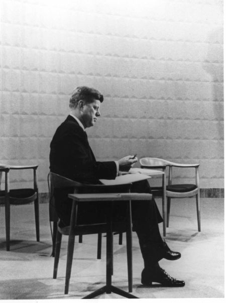 John F. Kennedy w&auml;hrend der 
Fernsehdebatte anl&auml;sslich des US-
Pr&auml;sidentschaftswahlkampfs 1960 auf 
Wegners JH501 (© Hans J. Wegners Tegnestue)