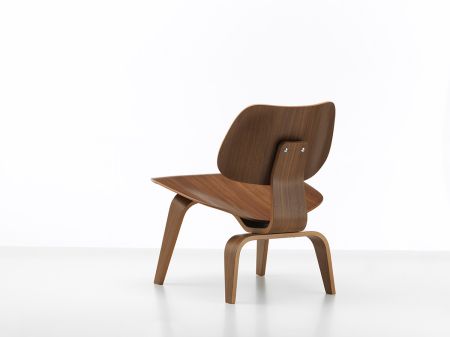 Sessel LCW Nussbaum schwarz pigmentiert (© Vitra)