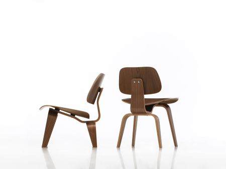 Stuhl DCW und Sessel LCW Nussbaum (© Vitra)
