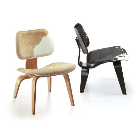 Plywood Sessel mit Kuhfell (© Vitra)