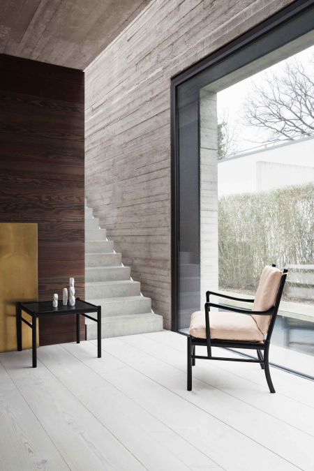 Colonial Chair & Table (© Carl Hansen)