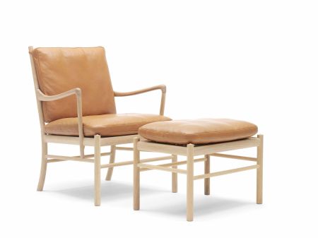 Colonial Chair & Table (© Carl Hansen)