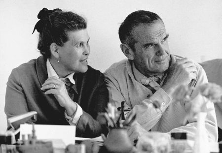 Die Rückkehr des „Eames Fiberglass Chair“ (© vitra)