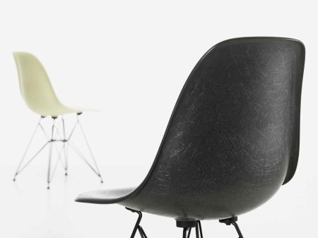 Die Rückkehr des „Eames Fiberglass Chair“ (© vitra)