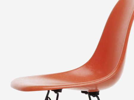 Die Rückkehr des „Eames Fiberglass Chair“ (© vitra)