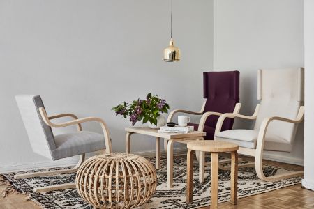 Sessel 401, Bank 402, Leuchte Golden Bell (© Artek)