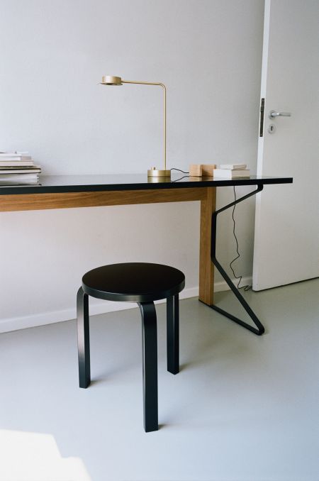 Streibtisch Kaari, Hocker 60 (© Artek)