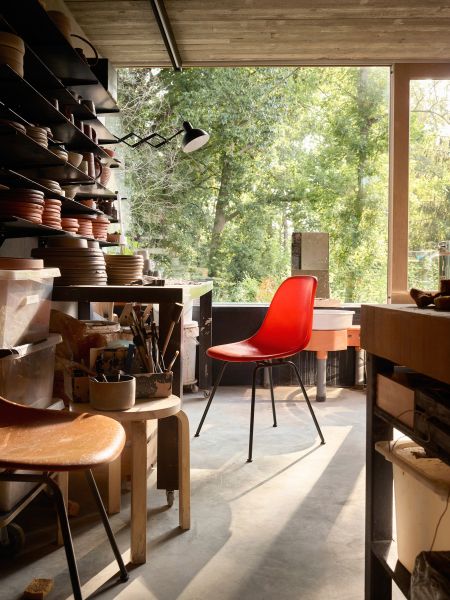 Eames Fiberglass Side Chair (© Vitra)