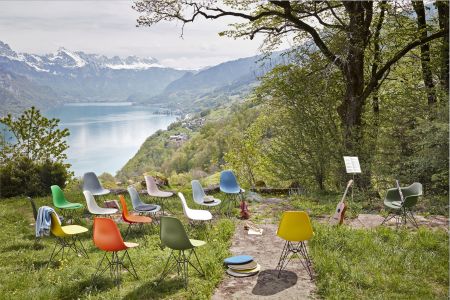 Eames Plastic Side Chairs (© Vitra)