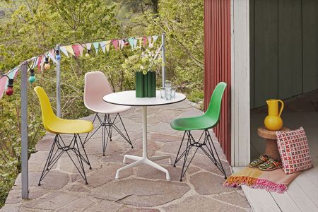 Eames Plastic Side Chairs (© Vitra)