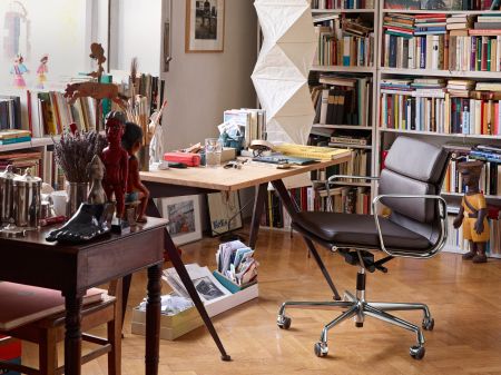 Soft Pad Chair EA 217, Schreibtisch Compas Direction, Leuchte Akari (© Vitra)