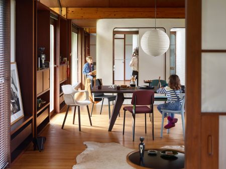 Stuhl Standard, EM Table (© Vitra)