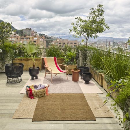 Loungechair Maraca, Couchtisch Nuna, T&ouml;pfe Barro (© Ames)
