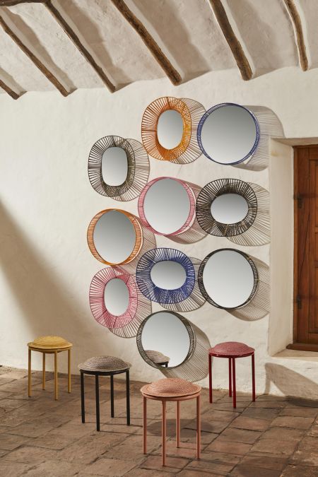 Spiegel Circo, Hocker Cana (© Ames)