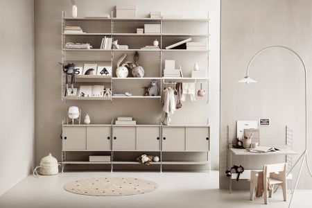 Die Geschichte hinter dem „String“-Regal (© String Furniture)