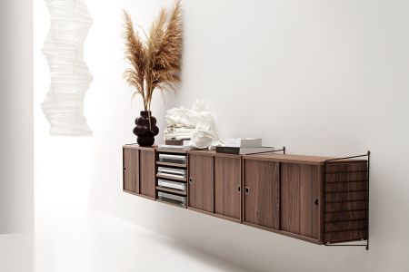 Die Geschichte hinter dem „String“-Regal (© String Furniture)