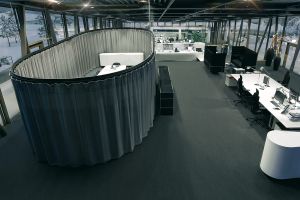 Schallvorhang mit Schienensystem TRUMPF 95 (© Schmelzle & Partner)