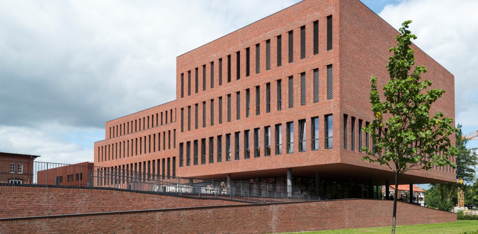 Projekt-Kunst-und-Mediencampus-Bibliothek-Banner-Gaertnermoebel-01