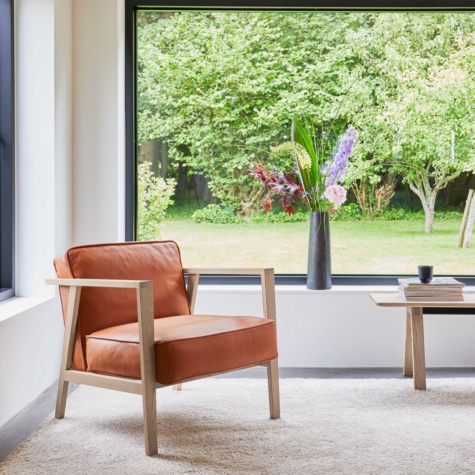 andersen-furniture-lc1-loungechair-oak-white-matt-lacquer-leather-sevilla-cognac-2000